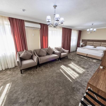 Osh Grand Hotel Chavo Екстериор снимка
